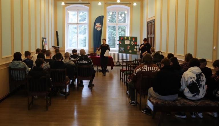 Młodzież z niechanowskiego Ośrodka Szkolenia i Wychowania na spotkaniu z adwokatem