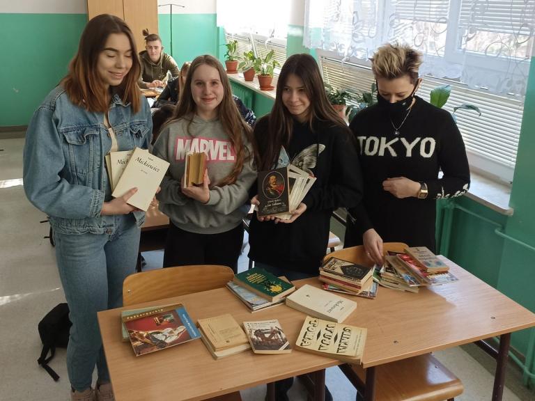 Młodzież przemyskiego Hufca Pracy pomaga tworzyć bibliotekę dla OREW w Krośnie