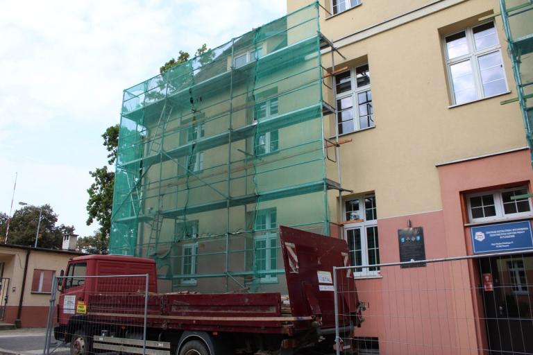 Remontują dach dawnego sztabu 