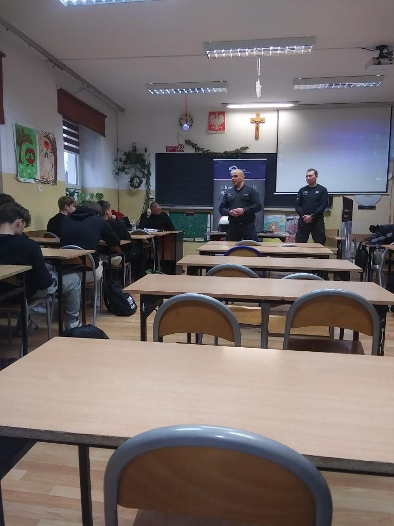 Funkcjonariusze służby więziennej w dzierżoniowskim Hufcu Pracy w ramach programu „Wiem, więc jestem bezpieczny”