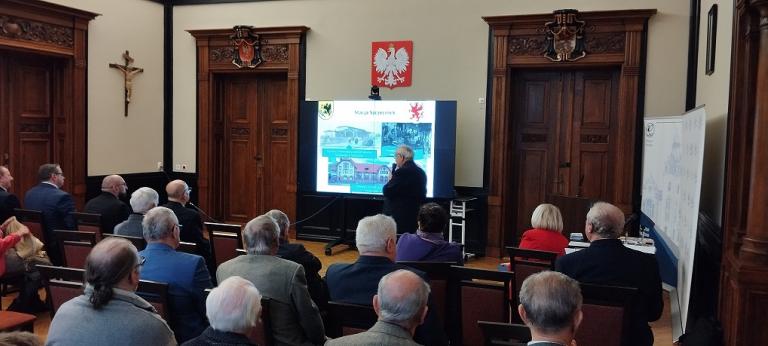 Kadra 11-23 HP w Słupsku na sympozjum z okazji 145 rocznicy uruchomienia linii kolejowej Szczecinek-Ustka