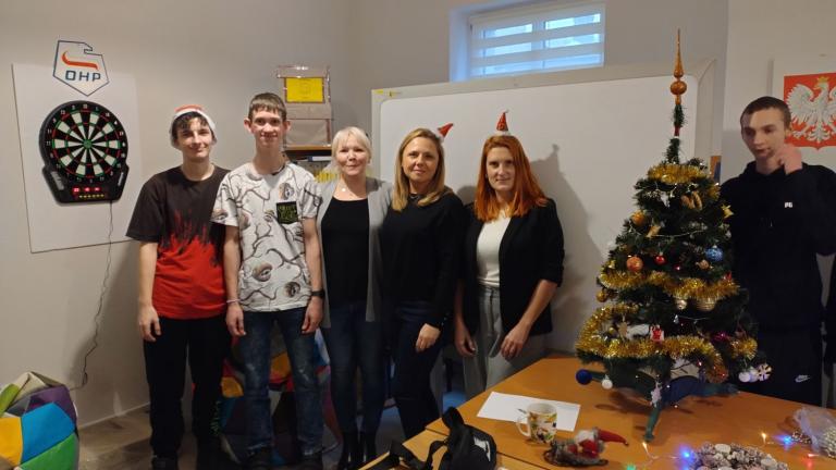 Mikołajkowe zawody gry w rzutki w wałbrzyskim Hufcu Pracy