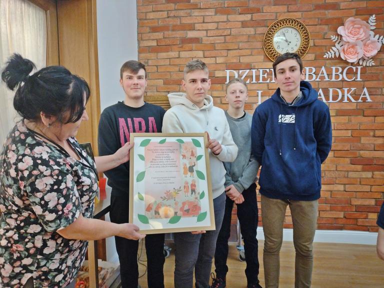 Młodzież z 11-23 Hufca Pracy odwiedza słupskich seniorów