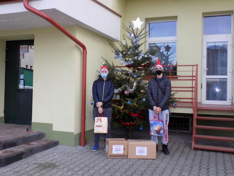 Młodzież z dębickiego hufca obdarowała seniorów i Dom Dziecka