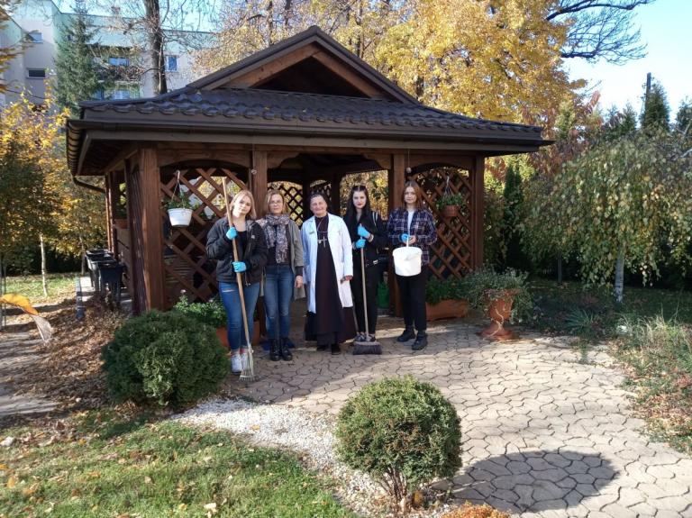 Nieśmy pomoc – wyjazd młodzieży z OSiW w Iwoniczu  do hospicjum w Krośnie