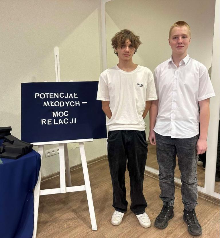 Młodzież z Hufca Pracy w Ziębicach na konferencji „Potencjał młodych – moc relacji” w Bardzie.