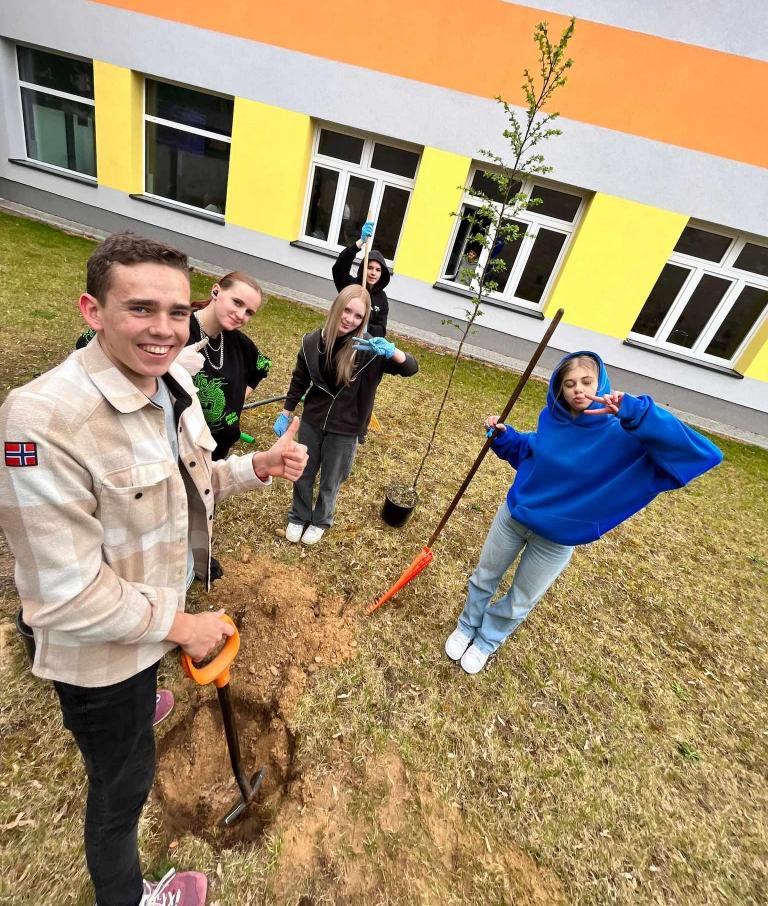 Sadzenie drzewek przez uczestników Hufca Pracy w Ostrzeszowie