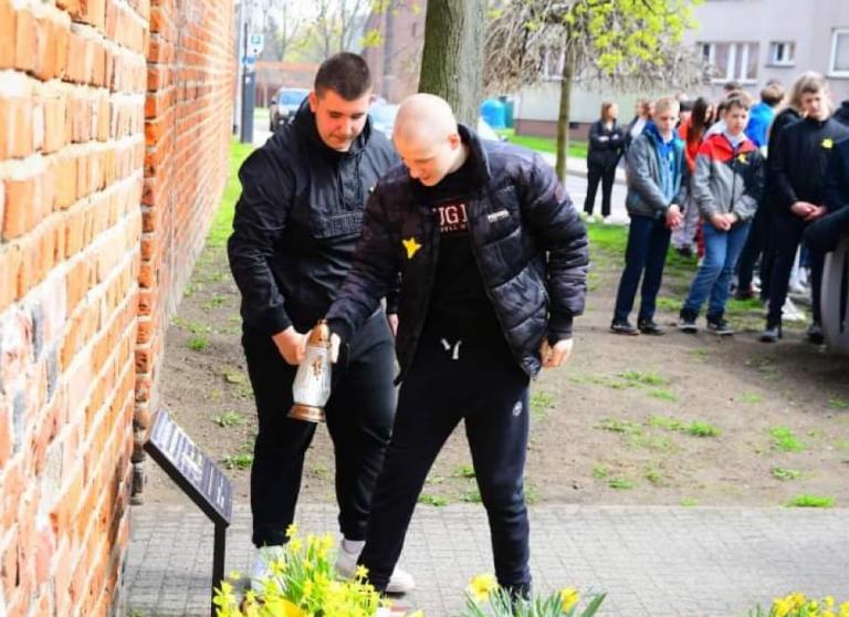 Delegacja młodzieży CKiW w miejskich obchodach 80 rocznicy wybuchu powstania w getcie warszawskim