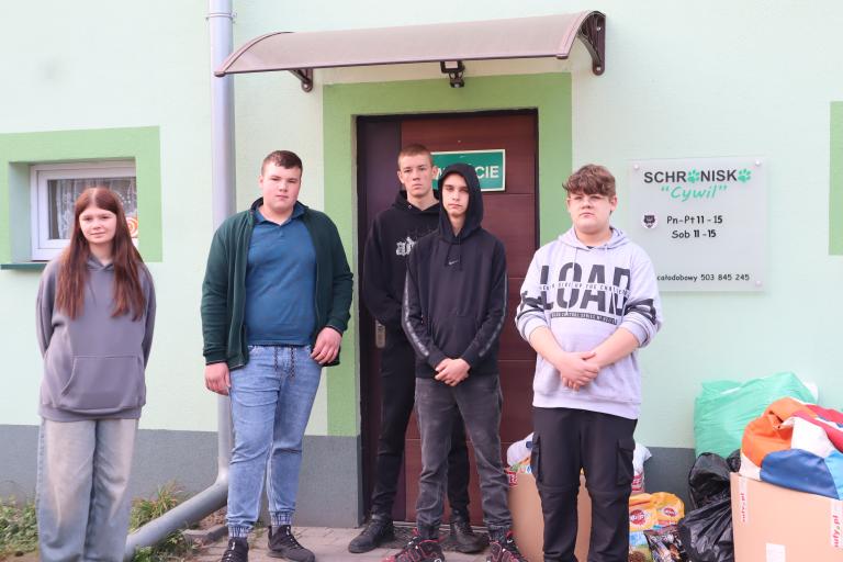 Wizyta w schronisku dla zwierząt uczestników z Ośrodka Szkolenia i Wychowania w Próchnowie