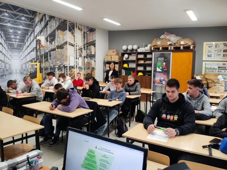Uczestnicy 9-9 Hufca Pracy Krosno na zajęciach z doradcą zawodowym