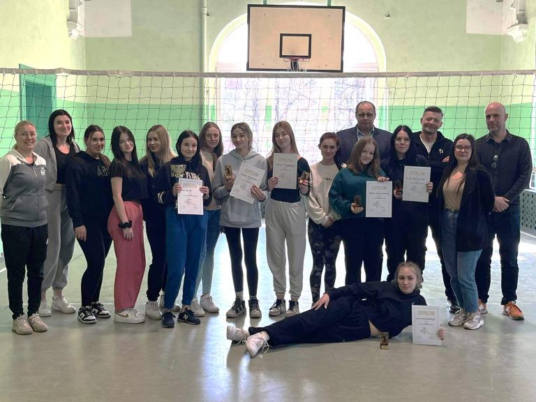 Turniej siatkówki dziewcząt w Hufcu Pracy we Wrześni 