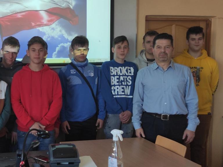 Uczestnicy 9-9 Hufca Pracy Krosno oddali hołd niepodległej