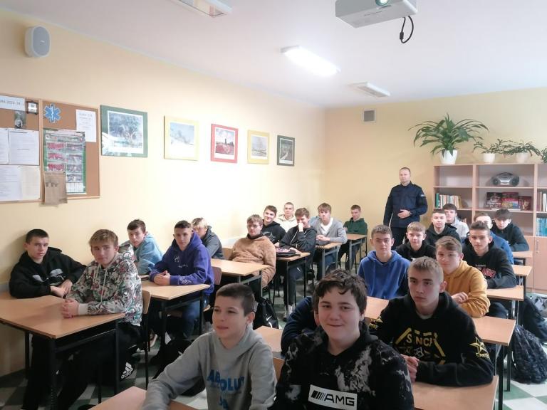 Przedświąteczne zajęcia profilaktyczne w 9-9 Hufcu Pracy w Krośnie