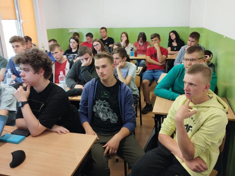 Bezpieczna praca – spotkanie uczestników Hufca Pracy w Czarnkowie z inspektorem pracy 