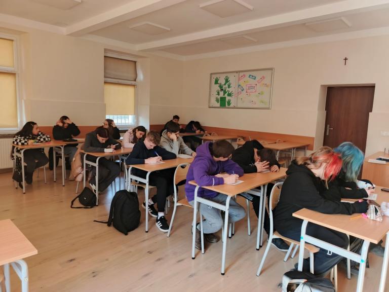 Młodzież z ziębickiego Hufca świętowała Dzień Języka Ojczystego pisząc dyktando