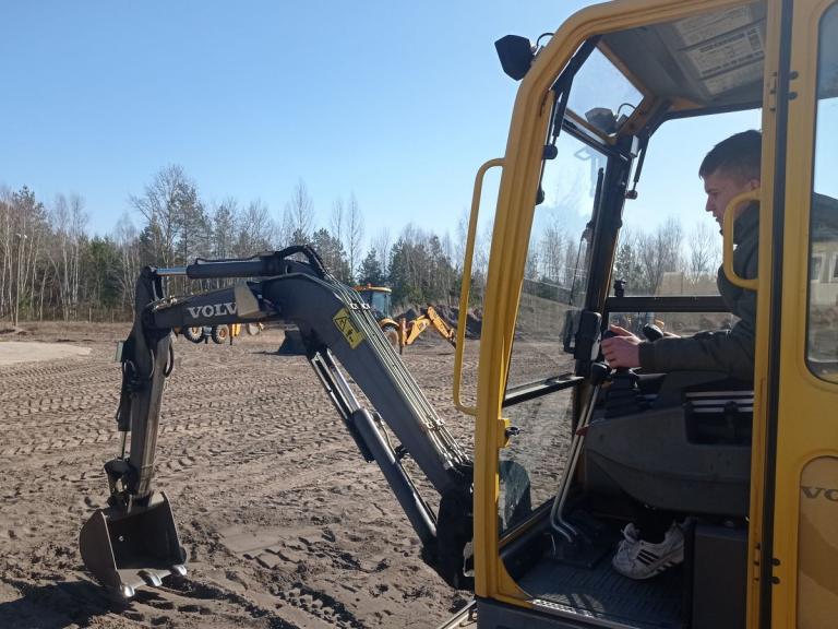 Zakończony kurs operatora koparki jednonaczyniowej kl. III