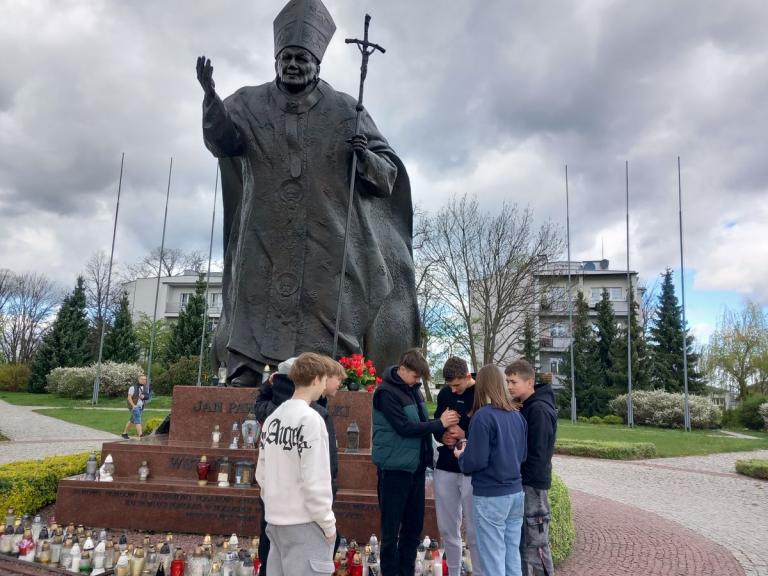 Dębicka młodzież pamięta o Papieżu Polaku