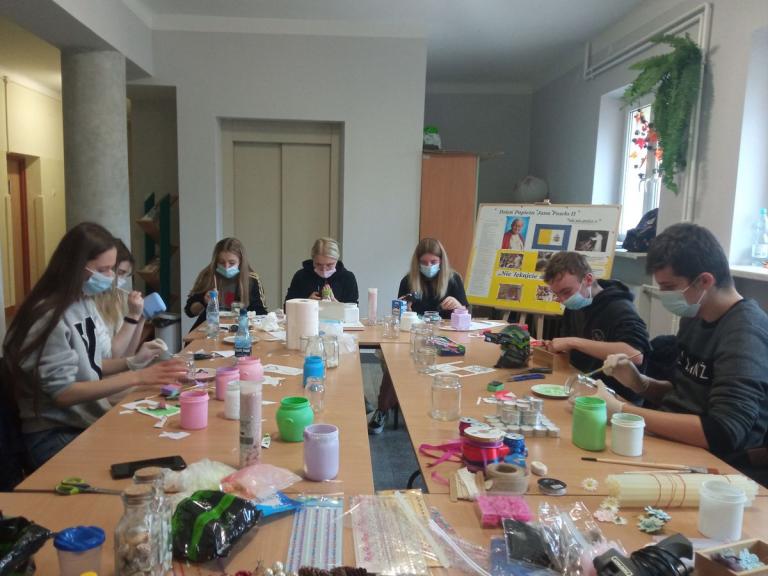 Warsztaty rękodzieła „Lampion ze słoika” w 9-19 Hufcu Pracy w Dębicy