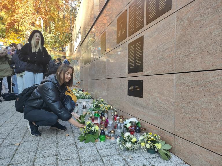 Złożenie kwiatów pod płytą upamiętniającą Wojennych Żołnierzy Polskich w Gdyni