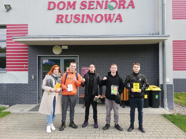 Z wizytą u Seniorów – rozwijamy pasje czytelnicze wśród młodzieży i podopiecznych Domu Seniora