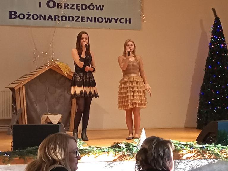 Uczestnicy OSiW Iwonicz na XII Gminnym Konkursie Kolęd, Pastorałek i Obrzędów Bożonarodzeniowych