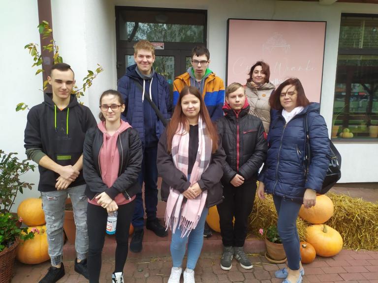 „Słodka” wizyta studyjna uczestników stalowowolskiego Hufca Pracy