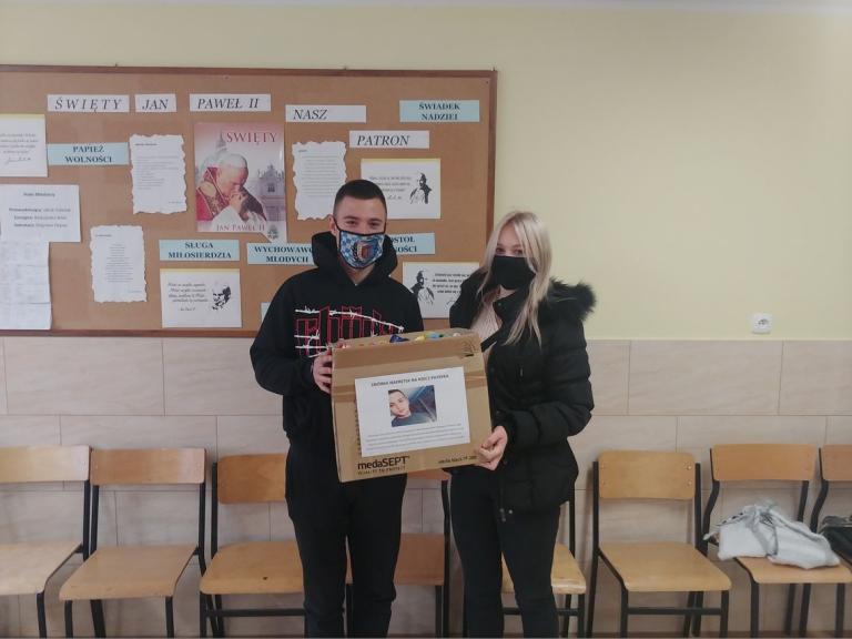 Zakończenie akcji zbierania nakrętek na rzecz Patryka w OSiW Iwonicz
