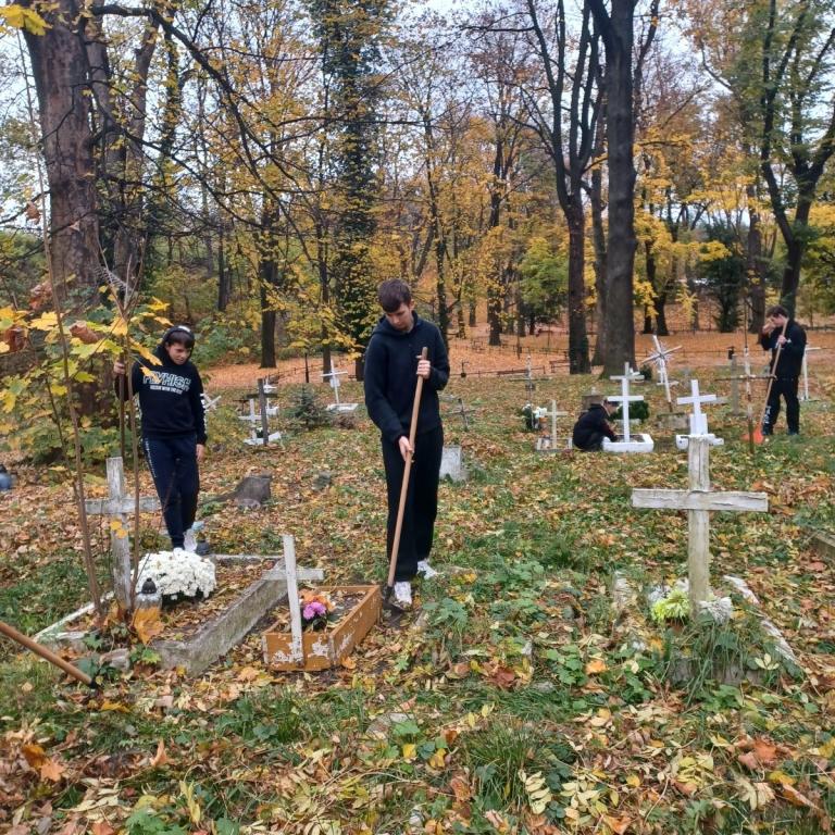Przedświąteczne sprzątanie grobów