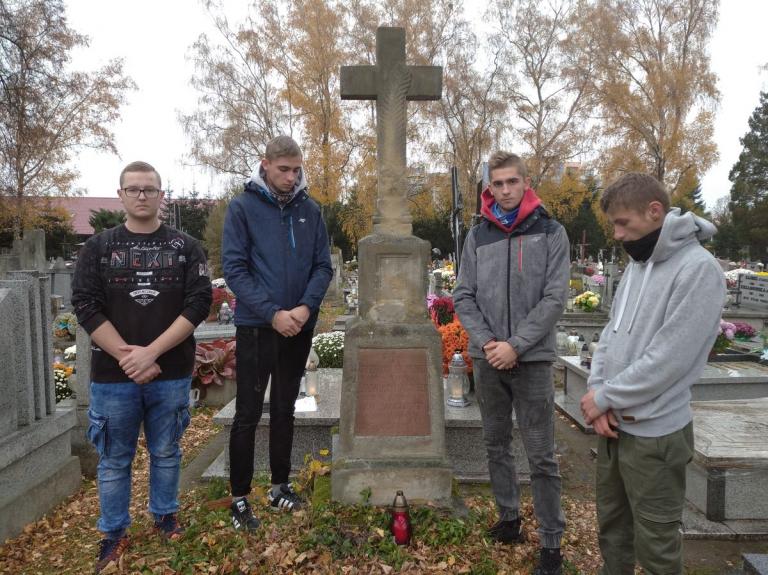 Uczestnicy 9- 9 Hufca Pracy szukają zapomnianych grobów