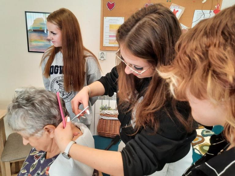 Fryzjerki z wizytą w jarosławskim Klubie „Senior+”