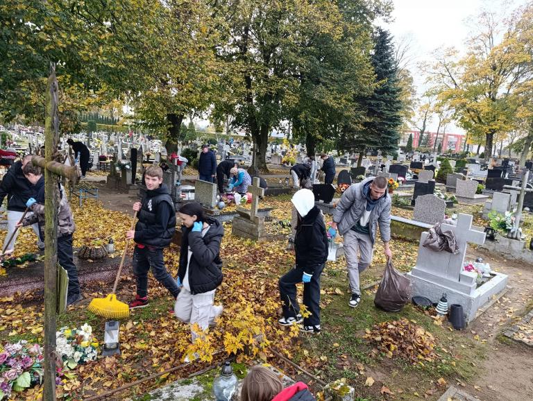 Sprzątanie Zapomnianych Grobów