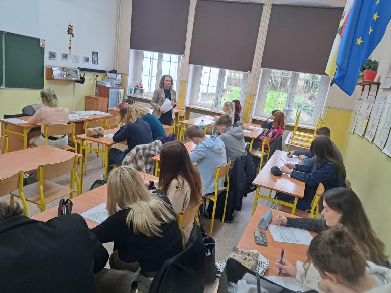 Doradca zawodowy z MCK OHP w Świdnicy na zajęciach  w świdnickim liceum