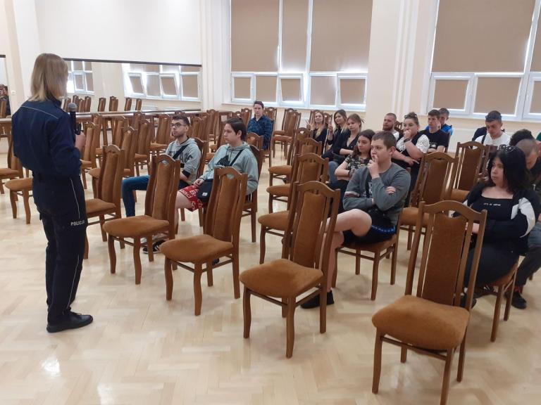 Spotkanie z funkcjonariuszem policji w Ośrodku Szkolenia i Wychowania w Iwoniczu