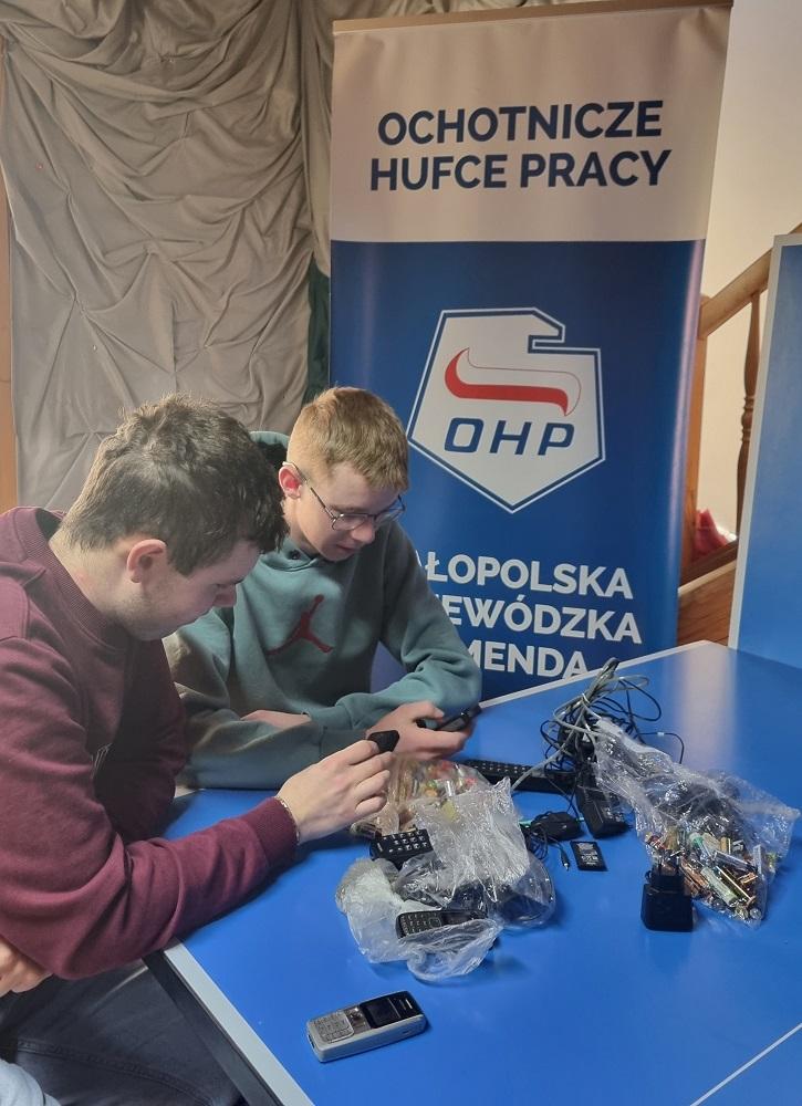 Uczestnicy Hufca Pracy biorą udział w zbiórce baterii i telefonów komórkowych