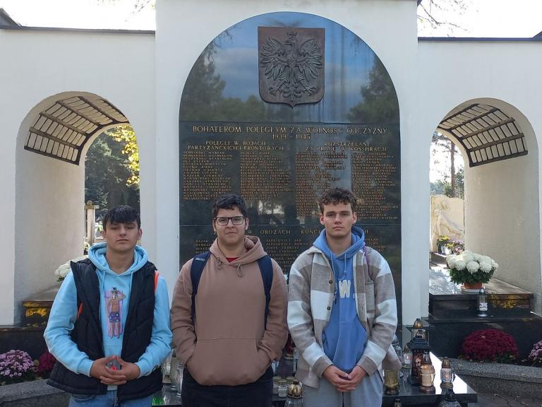 Uczestnicy 9-17 HP w Stalowej Woli na Cmentarzu Komunalnym