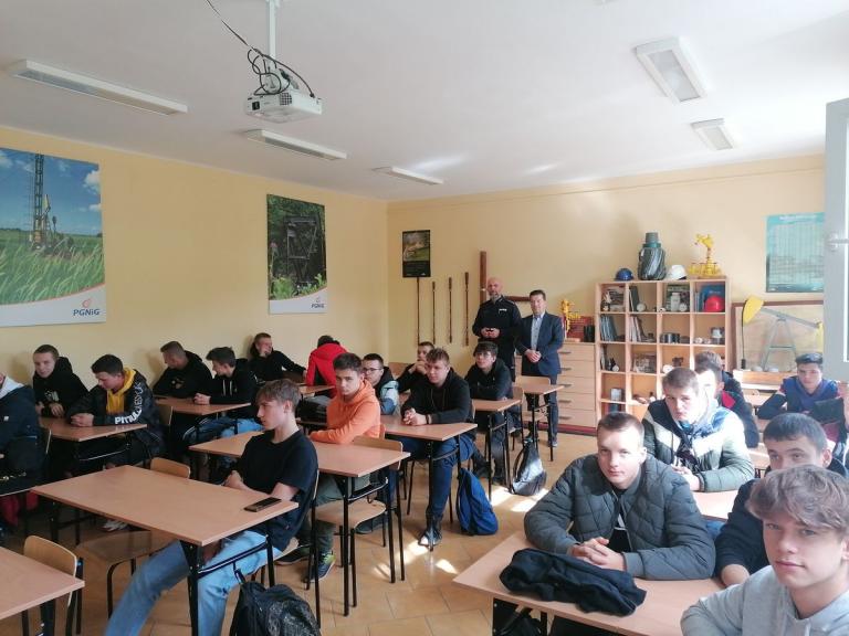 Cykliczne spotkania z policjantem w 9-9 HP Krosno