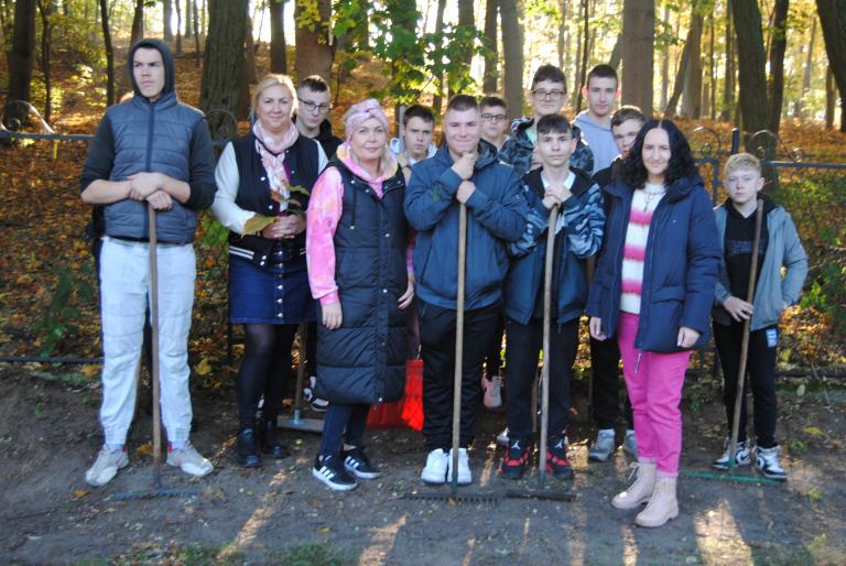 Młodzież z Ośrodka Szkolenia i Wychowania w Szamocinie dba o cmentarze