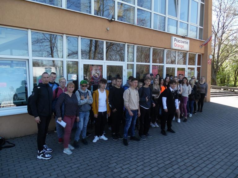 Uczestnicy Hufca Pracy 15-12 w Kole podczas wspólnego seansu w kinie 