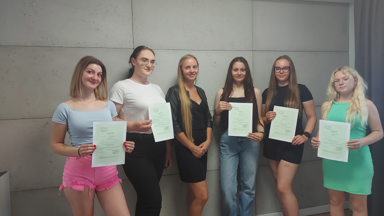 Przedłużanie i zagęszczanie włosów – nowe umiejętności młodzieży z Hufca Pracy w Lesznie