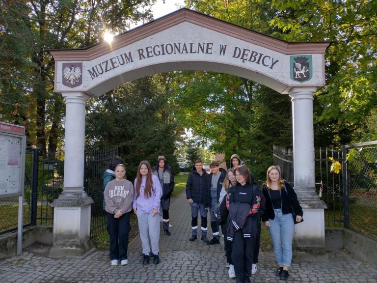 Młodzież dębickiego Hufca Pracy w Muzeum Regionalnym