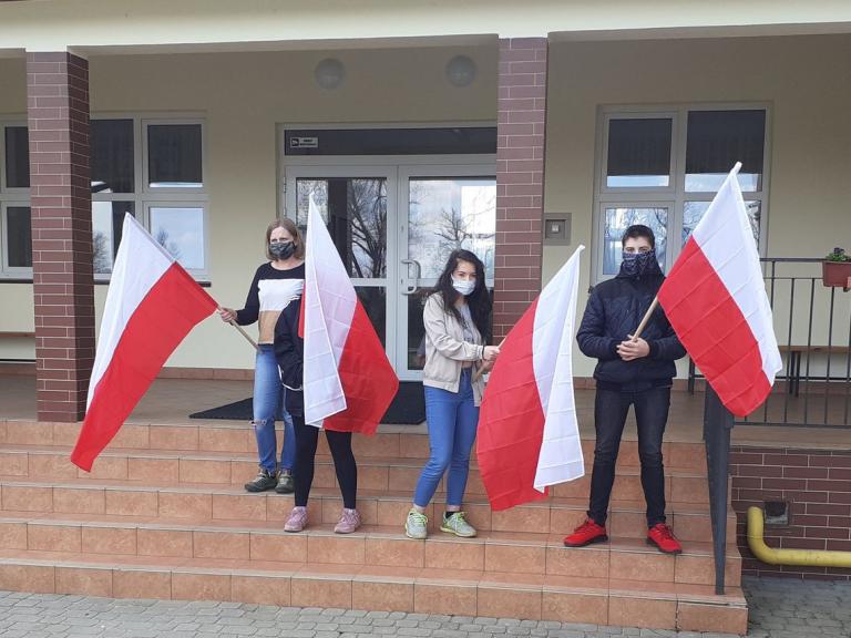 Przygotowania do Święta Flagi w OSiW Iwonicz