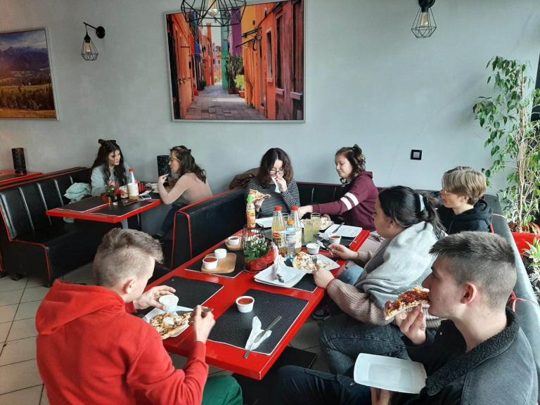 Wyjście z młodzieżą do restauracji z okazji Dnia Kobiet