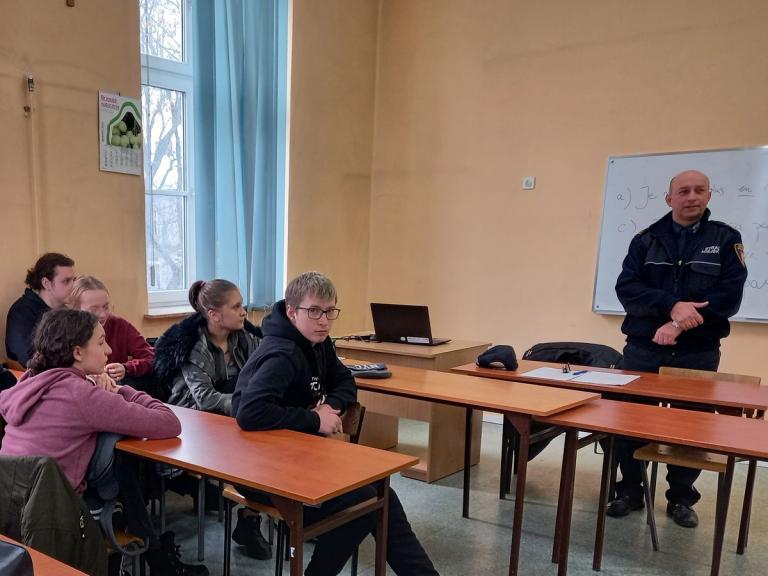 Spotkanie młodzieży ze strażnikiem miejskim w Dębicy