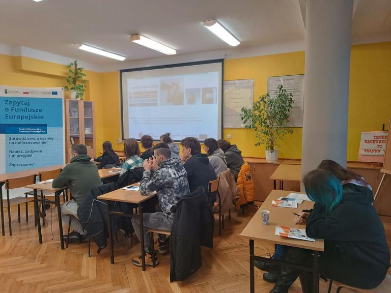 Jak rozwijać się zawodowo przy wsparciu funduszy europejskich