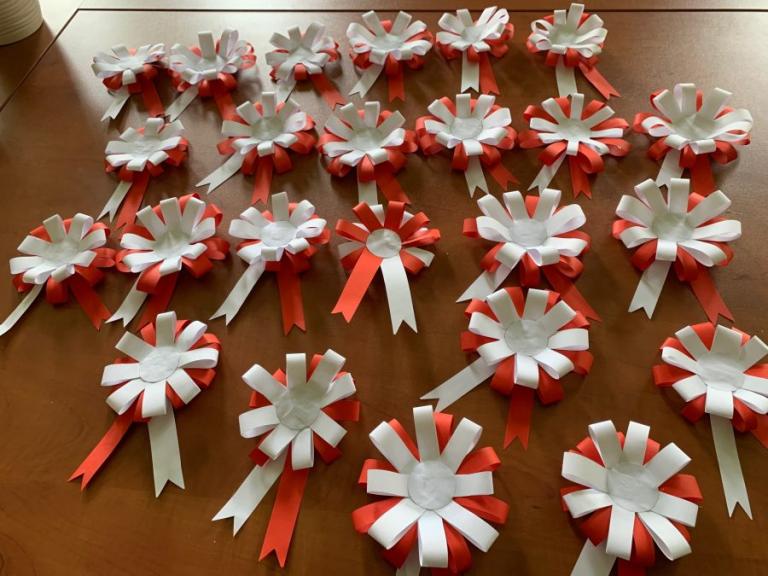 Zambrów: Biało-czerwone kotyliony na Święto Flagi