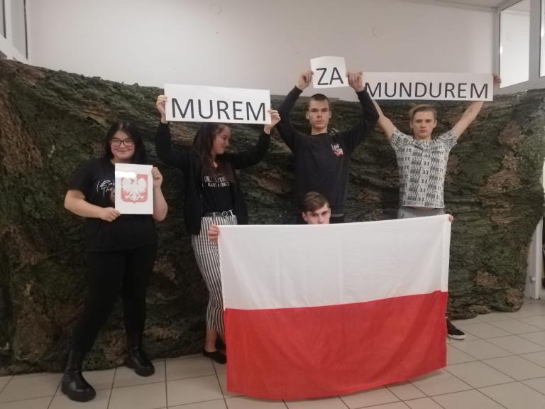 Murem za polskim Mundurem w OSiW Wiechlice