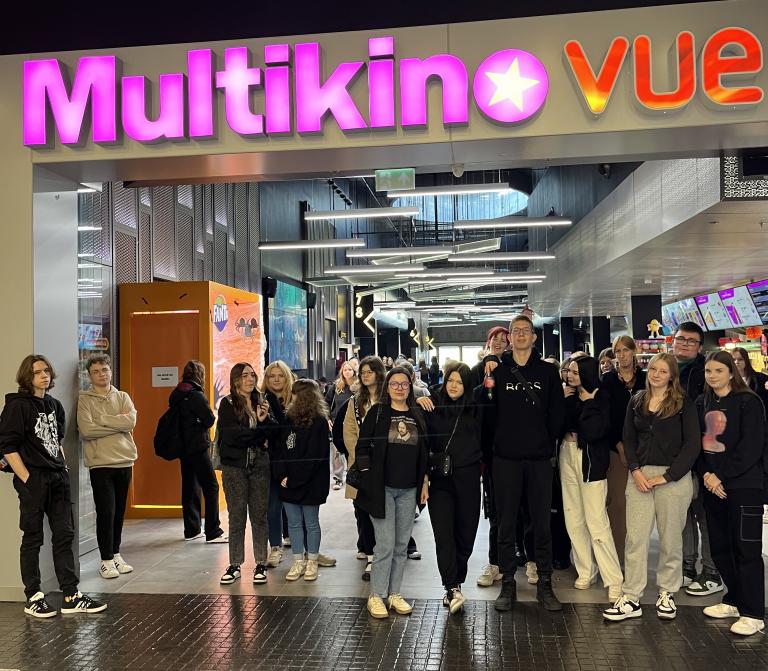 Uczestnicy Hufca Pracy we Wrześni na seansie filmowym w Poznaniu