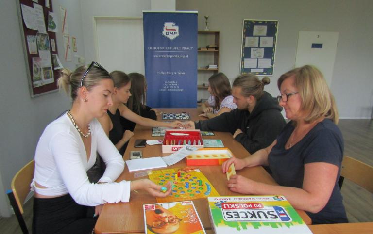 Letnie rozgrywki w tenisa stołowego i gry planszowe w Hufcu Pracy w Turku