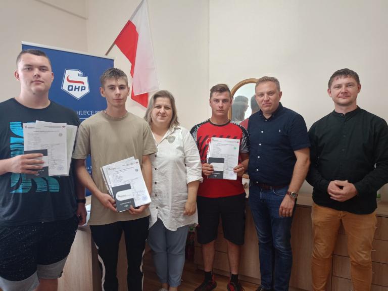 Absolwenci Hufca Pracy w Słupcy otrzymali uprawnienia spawalnicze 