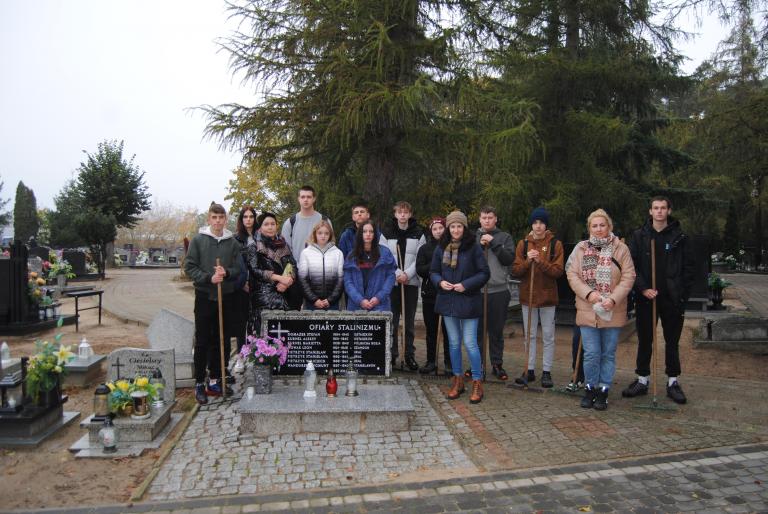 Uczestnicy Ośrodka Szkolenia i Wychowania w Szamocinie pamiętają o zmarłych